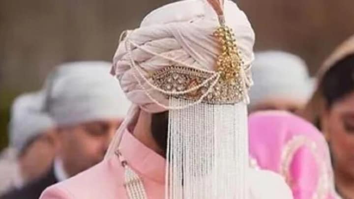 बरेली में जयमाला के वक्त मंच पर दूल्हे ने की ऐसी मांग कि सब रह गए हैरान! दुल्हन का रो-रोकर बुरा हाल सांकेतिक तस्वीर