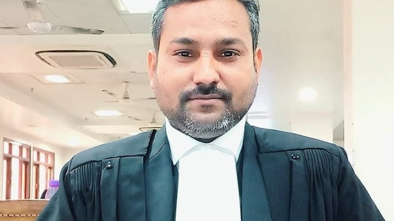 लखनऊ में हाईकोर्ट के वकील अनुपम तिवारी ने पत्नी से झगड़े के बाद नहर में लगाई छलांग, उनके पीछे-पीछे... UP Tak