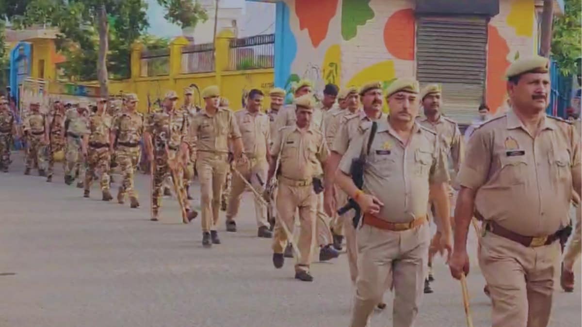 संभल में अचानक उतर गई पूरी फोर्स, जामा मस्जिद के आसपास क्यों होने लगा मार्च? देखिए वीडियो Sambhal News