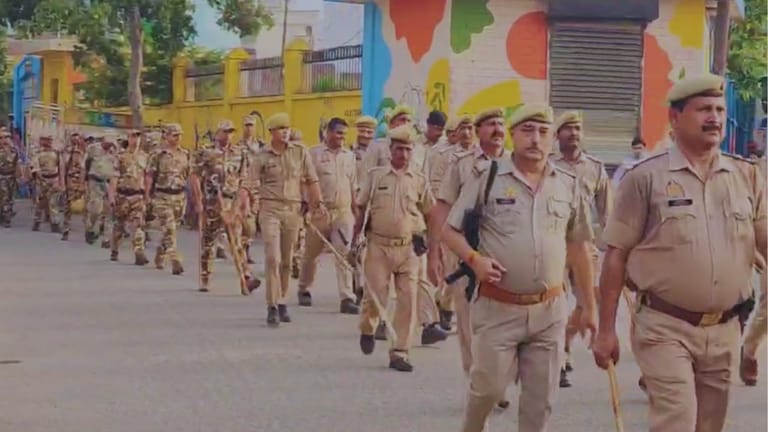 संभल में अचानक उतर गई पूरी फोर्स, जामा मस्जिद के आसपास क्यों होने लगा मार्च? देखिए वीडियो Sambhal News