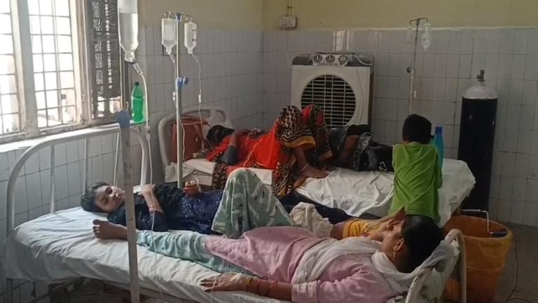 बांदा में स्वास्थ्य सेवा 'वेंटिलेटर' पर! एक बेड पर हो रहा दो-दो मरीजों का इलाज, देखें चौंकाने वाला Video Banda hospital Viral Video