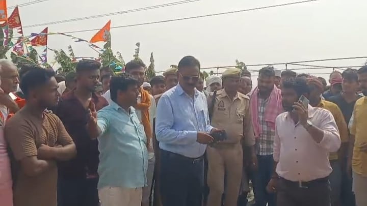 गाजीपुर में खुशियां बदली मातम में! पूजा कार्यक्रम के समय हाइटेंशन तार की चपेट में आने से 4 की मौत, 3 झुलसे UP Tak
