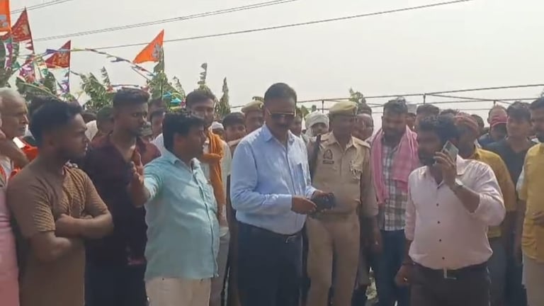 गाजीपुर में खुशियां बदली मातम में! पूजा कार्यक्रम के समय हाइटेंशन तार की चपेट में आने से 4 की मौत, 3 झुलसे UP Tak