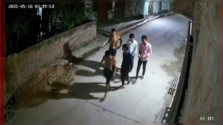 वाराणसी के मुस्लिम बाहुल्य इलाके बजरडीहा में 5 युवकों ने तोड़े 80 CCTV कैमरे, कौन थे ये लड़के? UP Tak