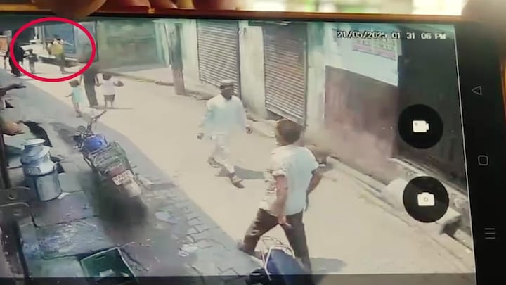 घर से लंच करके निकला मुरादाबाद का रेहान कुरैशी रोड पर चलते हुए गिरा और फिर उठा ही नहीं! ये वीडियो डराने वाली UP News, UP Viral news, UP viral video, moradabad, moradabad news, moradabad viral news, moradabad viral video, मुरादाबाद, यूपी न्यूज, यूपी वायरल न्यूज, यूपी वायरल वीडियो