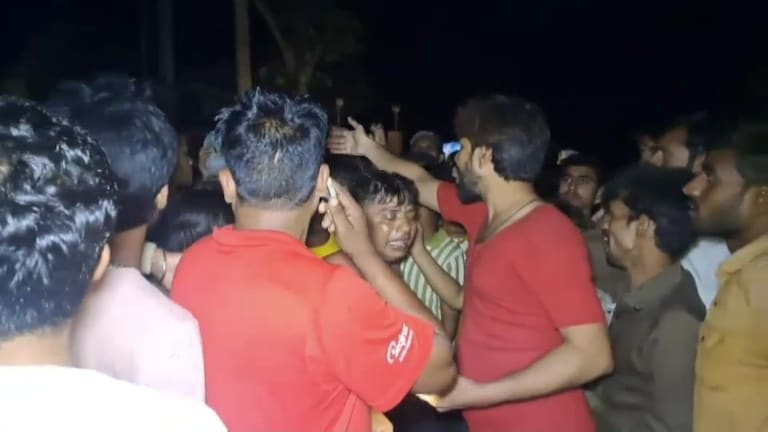 दारोगा नेपाल सिंह ने गर्म दूध फेंक मेरठ के चाय बेचने वाले शाहिद को झुलसा दिया! पुलिस तो कर रही उल्टा दावा UP News, UP Viral news, up viral video, up police, Meerut, Meerut news, Meerut police, Meerut viral, Meerut viral video, Meerut viral news, मेरठ, मेरठ न्यूज, मेरठ पुलिस, मेरठ वायरल न्यूज, मेरठ क्राइम, यूपी न्यूज
