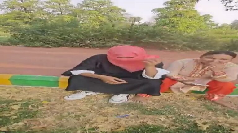 अलीगढ़ के पार्क में बुर्का पहन महिला के साथ अश्लील हरकत कर रहा था युवक, जब किसी ने वीडियो बनाया तो उसने... Aligarh Viral News