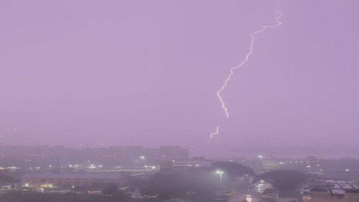 UP Weather Update: बारिश, तेज हवा और बिजली गिरने को लेकर 46 जिलों में अलर्ट जारी, इन जगहों के लिए विशेष अपील की गई UP Weather Update