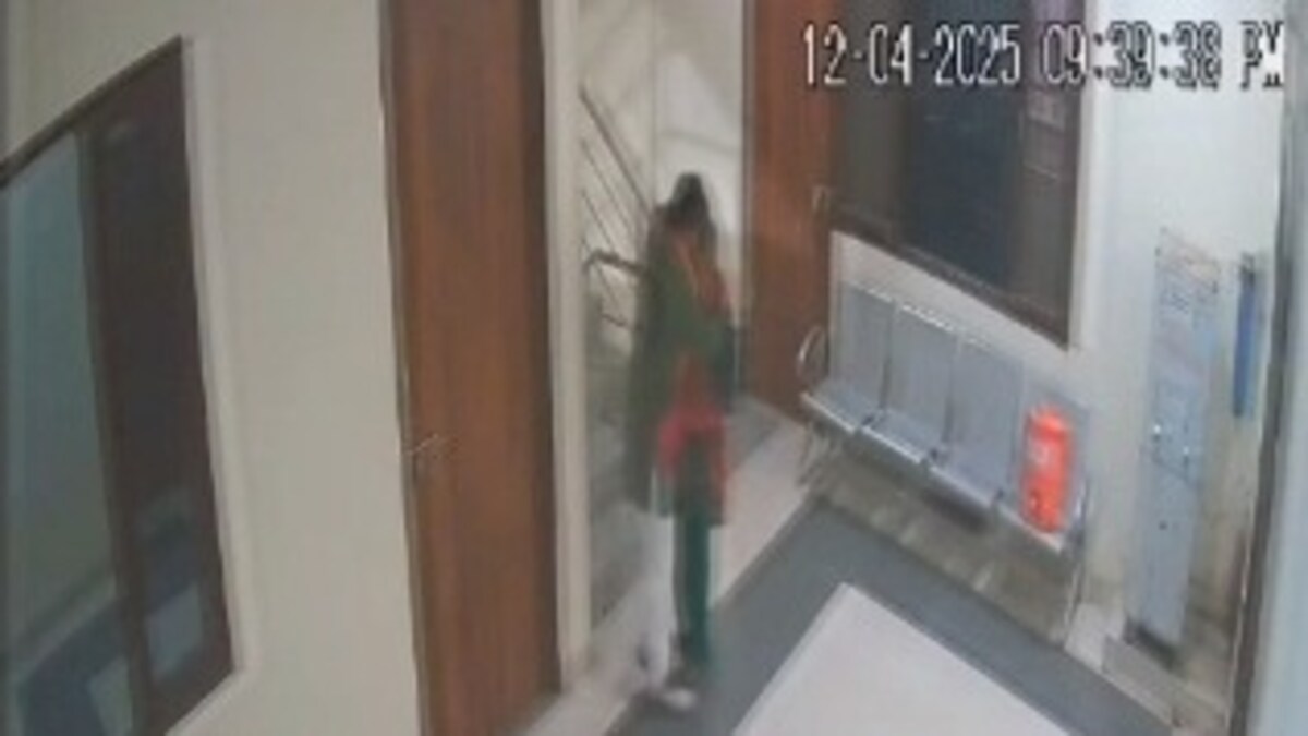 गोंडा में महिला का आलिंगन करते दिखे BJP नेता अमर किशोर, Video वायरल हुआ तो बोले- उसे चक्कर आया, दे रहा था सहारा Gonda Viral News