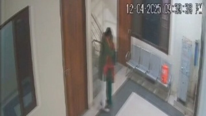 गोंडा में महिला का आलिंगन करते दिखे BJP नेता अमर किशोर, Video वायरल हुआ तो बोले- उसे चक्कर आया, दे रहा था सहारा Gonda Viral News