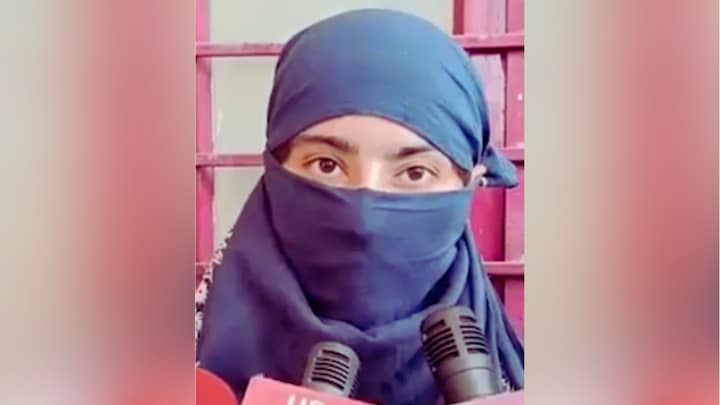 Video कॉल कर कपड़े उतारने को कहते हैं प्रोफेसर... मुजफ्फरनगर में छात्रा ने सुनाई प्रोफेसर की अश्लीलता की कहानी Muzaffarnagar, Muzaffarnagar news, Muzaffarnagar viral news, Muzaffarnagar police, Muzaffarnagar viral video, up news, up viral news, up viral video, up viral, Muzaffarnagar viral, मुजफ्फरनगर, मुजफ्फरनगर न्यूज, मुजफ्फरनगर पुलिस