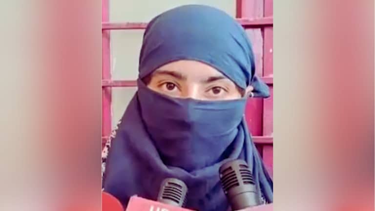 Video कॉल कर कपड़े उतारने को कहते हैं प्रोफेसर... मुजफ्फरनगर में छात्रा ने सुनाई प्रोफेसर की अश्लीलता की कहानी Muzaffarnagar, Muzaffarnagar news, Muzaffarnagar viral news, Muzaffarnagar police, Muzaffarnagar viral video, up news, up viral news, up viral video, up viral, Muzaffarnagar viral, मुजफ्फरनगर, मुजफ्फरनगर न्यूज, मुजफ्फरनगर पुलिस