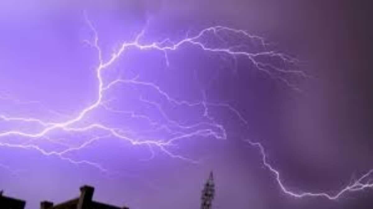 UP Weather Update: तेज हवा और बिजली गिरने को लेकर 24 जिलों में अलर्ट जारी, इन जगहों के लोग बरतें सतर्कता UP Weather Update
