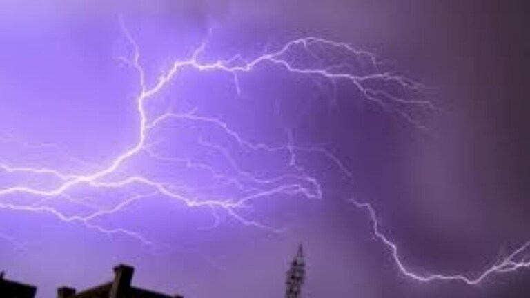 UP Weather Update: तेज हवा और बिजली गिरने को लेकर 24 जिलों में अलर्ट जारी, इन जगहों के लोग बरतें सतर्कता UP Weather Update