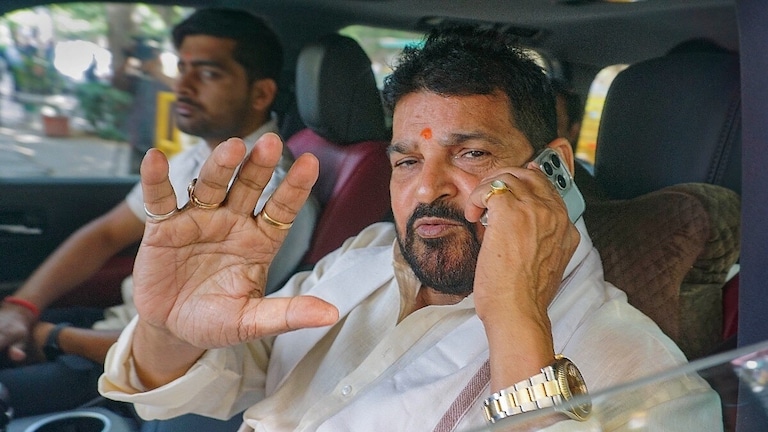 बृजभूषण शरण सिंह को मिली बड़ी राहत, नाबालिग पहलवान से यौन शोषण के केस में हुए बरी Brij Bhushan Sharan Singh