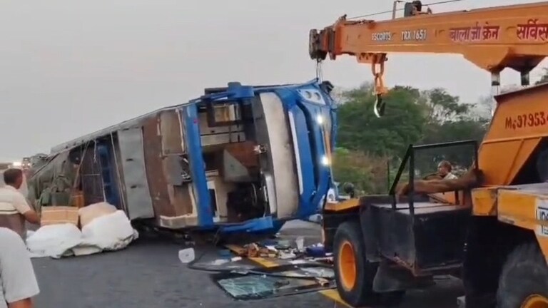 कानपुर में एक्सप्रेसवे पर जबर्दस्त हादसा, गोंडा जा रही बस को पीछे से दूसरी Bus ने मारी टक्कर, खौफनाक तस्वीरें सामने आईं Kanpur bus accident, Agra Lucknow Expressway crash, Expressway bus collision Kanpur, Bus overturned in UP, 25 injured in Kanpur bus accident, Bus crash near Bilhaur, UP road accident today, Delhi to Gonda bus accident