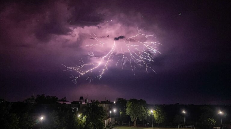 UP Weather Update: झोंकेदार हवा और बिजली गिरने को लेकर 30 जिलों में अलर्ट जारी, इन जगहों के लिए हुई खास अपील UP Weather Update