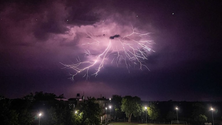 UP Weather Update: झोंकेदार हवा और बिजली गिरने को लेकर 30 जिलों में अलर्ट जारी, इन जगहों के लिए हुई खास अपील UP Weather Update