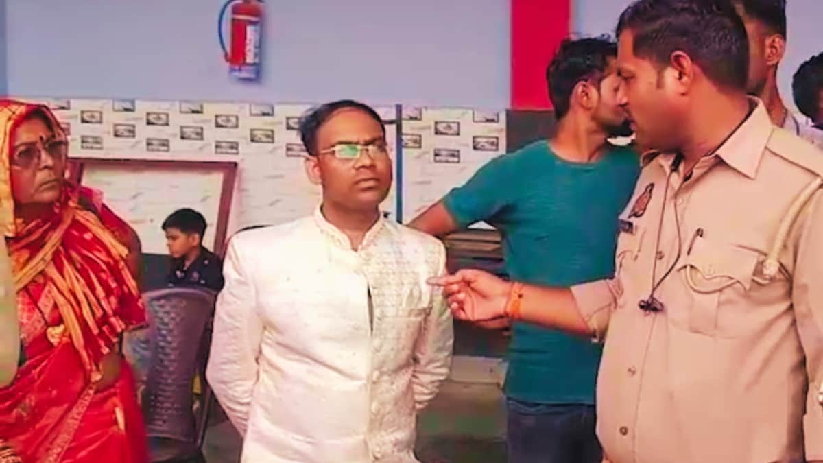 जयमाला के बाद जालौन के आकाशदीप संग शादी करने से लड़की ने क्यों किया इनकार? सरकारी जॉब के क्रेज का होश उड़ाने वाला मामला Jalaun, Jalaun news, Jalaun viral news, Jalaun viral video, up news, up viral news, up viral, sarkari naukri, government jobs, जालौन, जालौन न्यूज, यूपी न्यूज, यूपी वायरल, संविदा, सरकारी नौकरी