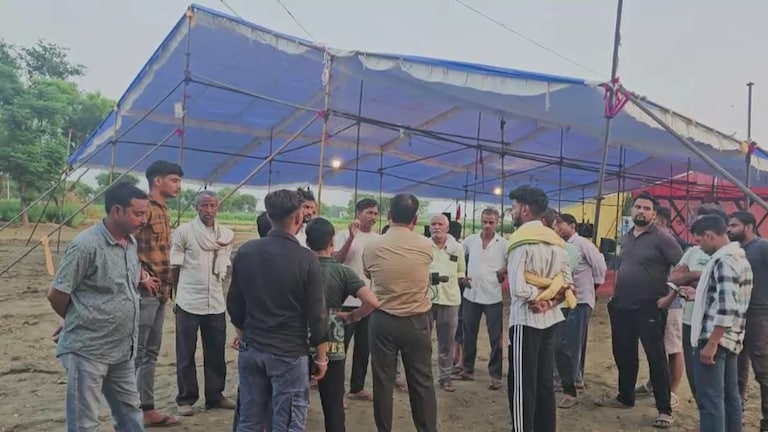 एटा में कलश यात्रा रोके जाने का पूरा विवाद क्या है? जिसमें आमने-सामने आया ठाकुर और दलित समाज Etah, Etah News, Etah Viral news, Etah viral video, Etah police, Etah viral news, dalit thakur, dalit thakur vivad, एटा, एटा न्यूज, यूपी न्यूज, यूपी वायरल न्यूज, दलित ठाकुर विवाद