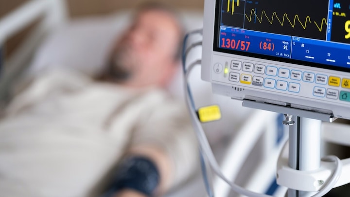 चलती मीटिंग में बेहोश हो कर गिर गए...लखनऊ में सचिवालय अधिकारी पंकज कुमार की हार्ट अटैक से मौत UP Tak