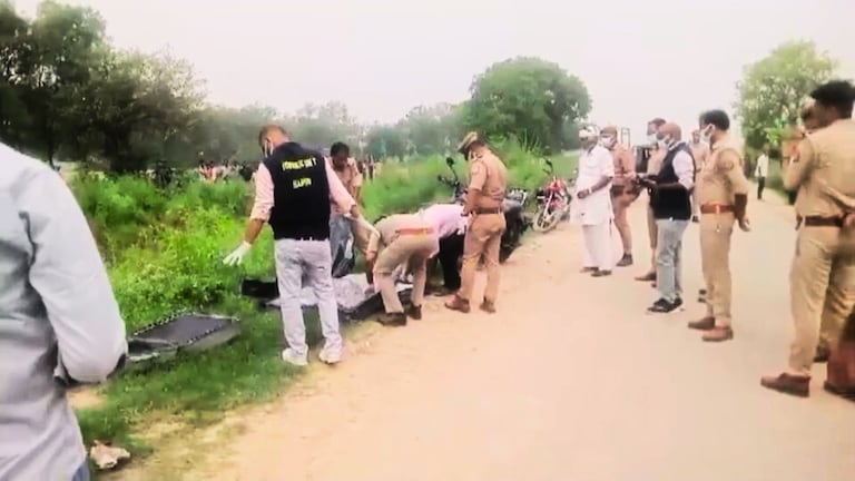 हापुड़ में लावारिस सूटकेस खोला तो उसमें मिली 45 साल की महिला की लाश, कौन है मृतका का कातिल? Hapur Crime News