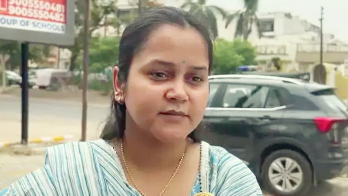 पहलगाम में मारे गए शुभम द्विवेदी की पत्नी ऐशन्या का PM मोदी से मुलाकात के बाद आया ये रिएक्शन Kanpur, PM Modi, shubham dwivedi, shubham dwivedi kanpur, PM Modi meet shubham dwivedi family, PM Modi kanpur visit, pm modi kanpur news, pm modi in kanpur, pm modi up visit, pm modi in UP, martyred shubham dwivedi