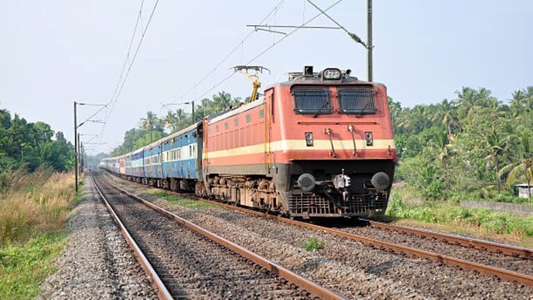 आगरा-मथुरा रेल रूट के बीच तीन ट्रेनों पर अचानक होने लगी पत्थरबाजी, ये था हमलावरों का मकसद Agra News