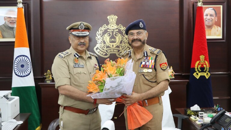 जानिए कितने रसूखदार परिवार से हैं यूपी के नए कार्यवाहक DGP राजीव कृष्ण, इनके परिवार को कहते हैं 'फैमिली ऑफ ब्यूरोक्रेट्स' New DGP Rajiv Krishna with former DGP Prashant Kumar (left).