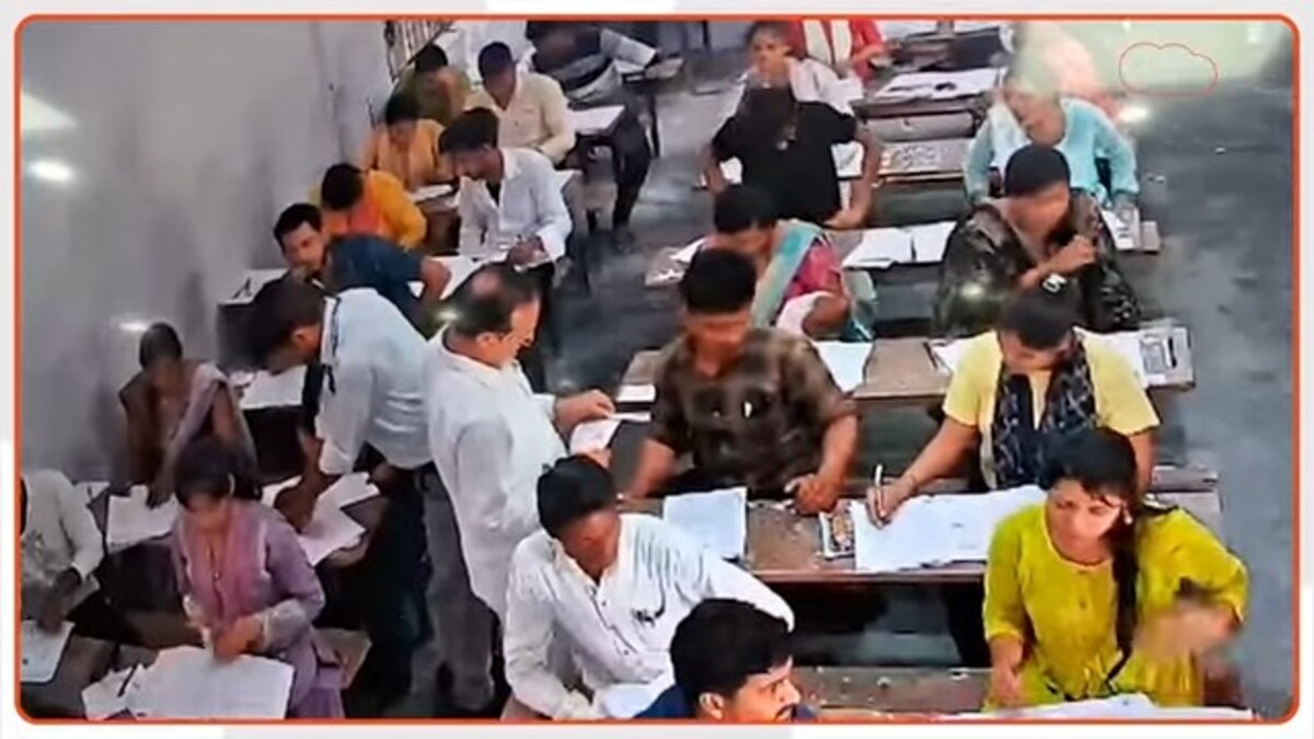 Video: B.ed Entrance Exam में खुलेआम नकल करते पकड़े गए परीक्षार्थी, कैमरे में कैद हुए शिक्षक भी UP B.Ed Entrance Exam 2025