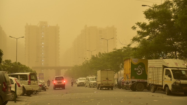 UP Weather Update: साइक्लोन की वजह से यूपी में बदलने जा रहा मौसम! इन 44 जिलों में IMD ने जारी किया बिजली गिरने, तूफान का अलर्ट UP Weather Update