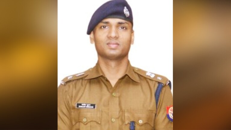 हिंदू संगठन के लोगों के सामने नहीं दबने वाले अलीगढ़ के SSP संजीव सुमन की पूरी कहानी जानिए IPS Sanjiv Suman