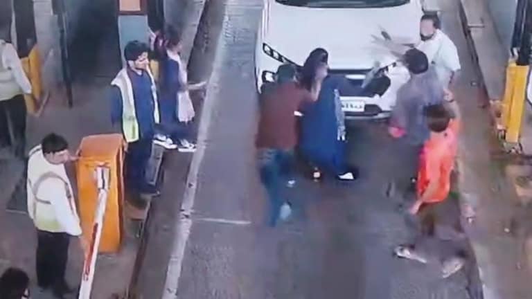 नोएडा के टोल प्लाज पर काम करने वाली लड़की को गर्दन से पकड़ा और शर्मनाक हरकत की! कौन थे ये लोग? BKU, Noida, Noida News, Greater Noida, Greater Noida news, up news, up viral news, up viral, up viral video, नोएडा, नोएडा न्यूज, ग्रेटर नोएडा, यूपी न्यूज, यूपी वायरल न्यूज, किसान, भारतीय किसान यूनियन, बीकेयू
