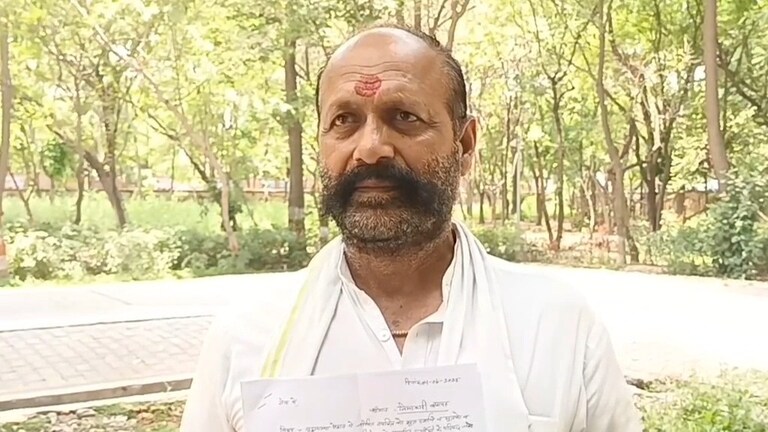 बागपत के राजेंद्र शर्मा को क्यों देना पड़ रहा जिंदा होने का सबूत? सरकारी सिस्टम की लापरवाही जानकर उड़ जाएंगे होश Baghpat News