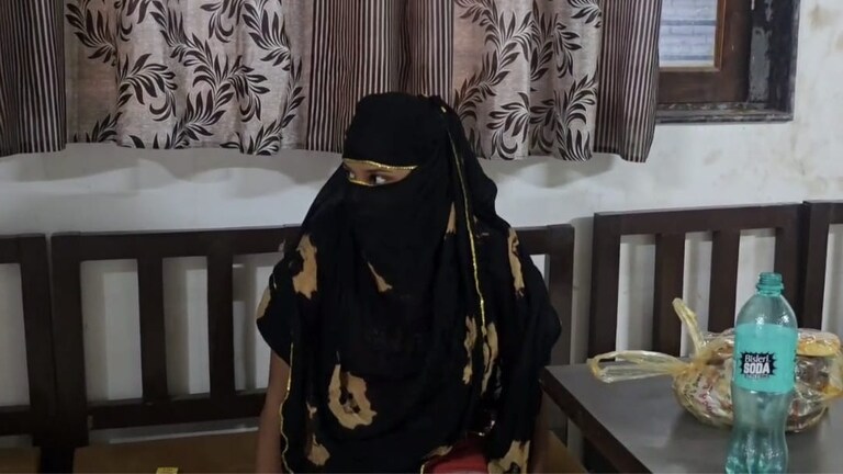 आगरा के होटल में दिनदहाड़े चल रहा था गलत काम, यहां इस हाल में मिली महिला लेकिन युवक ने दिखाई चालाकी Agra Crime News