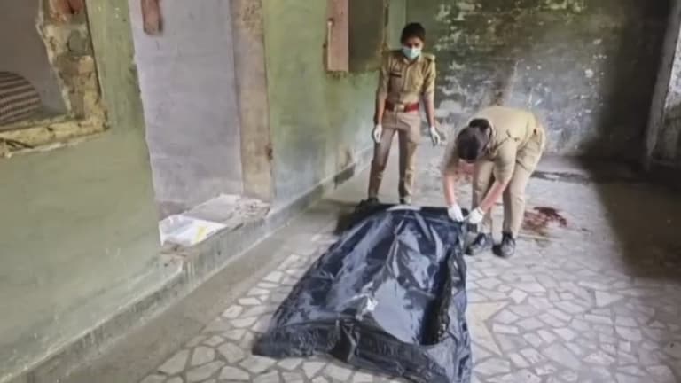 मेरठ में खंडहर से आ रही थी बदबू... नग्न अवस्था में पड़ी मिली महिला की बॉडी, शव के पास से ये कैसा सामान मिला Meerut Crime News