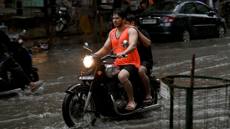 UP Monsoon Update: प्रचंड गर्मी से परेशान लोगों के लिए आई गुड न्यूज, मॉनसून से पहले इन जिलों में होगी बारिश UP Monsoon Update
