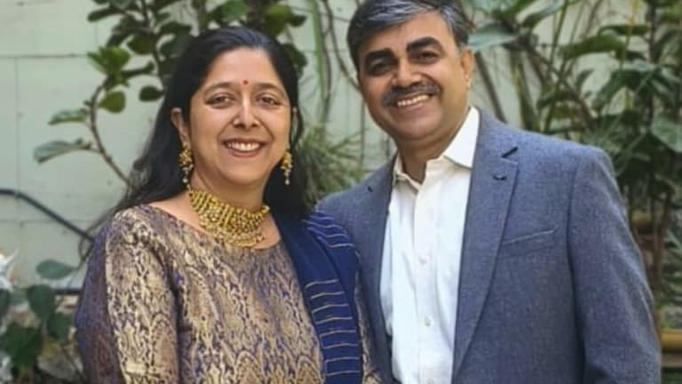 एयर इंडिया प्लेन क्रैश से पहले आगरा के नीरज ने अपने भाई को की थी कॉल, आखिरी बातचीत में छिपा था कोई राज Agra coupple neeraj and lavanya in ahmedabad plane crash