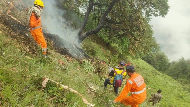 पायलट राजवीर इन 6 लोगों को ले जा रहे थे केदारनाथ से गुप्त काशी, हेलिकॉप्टर हुआ क्रैश और सभी की हुई मौत gaurikund helicopter crash news, kedarnath helicopter crash, helicopter crash in kedarnath, helicopter crash in uttarakhand, uttarakhand helicopter crash news, 6 people in helicopter, uttarakhand helicopter crash news, kedarnath news, uttarakhand news