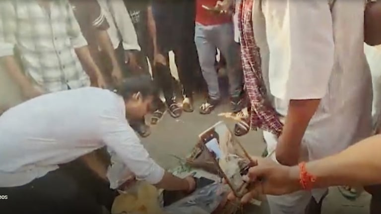 मकान मालिक की बेटी प्रियंका से हुआ प्यार और रिश्ता था पक्का, अब ऐसा क्या हुआ कि प्रेमिका की बॉडी से की प्रेमी सन्नी ने शादी? UP News, UP Viral news, UP Viral video, UP Hindi news, Maharajganj, Maharajganj news, Maharajganj viral news, Maharajganj viral video, Maharajganj lover marry dead body, महाराजगंज, महाराजगंज न्यूज, यूपी न्यूज, यूपी वायरल न्यूज, प्रेमी प्रेमिका, शादी