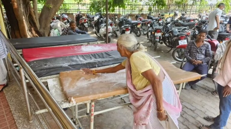 अगर साफ नहीं किया तो...इटावा जिला अस्पताल में बुजुर्ग महिला तीमारदार राम मूर्ति से कराई गई स्ट्रेचर की सफाई Etawah News
