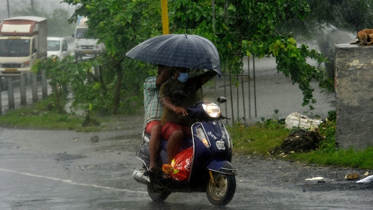 UP Monsoon Update: तो आ गई फाइनल तारीख, मौसम विभाग ने बताया इस दिन यूपी में होगी मॉनसून की एंट्री UP Monsoon Update