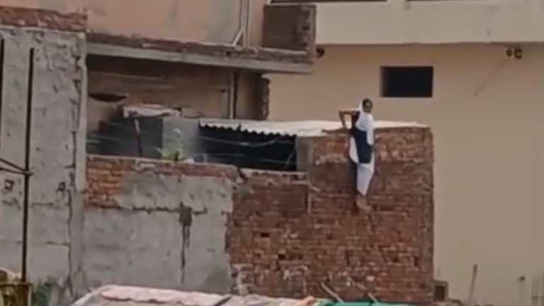 होटल के कमरे में दूसरे युवक संग थी भाभी, देवर को देख तुरंत छत से कूद गई, यहां देखें वीडियो Baghpat News