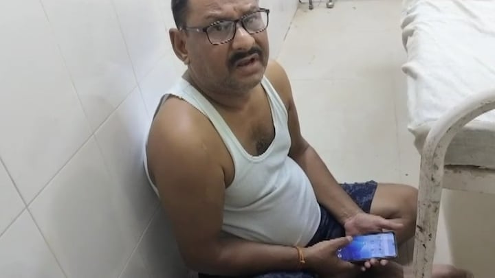 ललितपुर में मरीज की बिन इलाज हो गई मौत, दूसरे कमरे में चड्डी-बनियान पहने शराब के नशे में बैठे रहे डॉ. वंश गोपाल गुप्ता Doctor Vansh Gopal Gupta