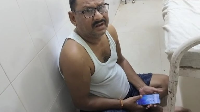 ललितपुर में मरीज की बिन इलाज हो गई मौत, दूसरे कमरे में चड्डी-बनियान पहने शराब के नशे में बैठे रहे डॉ. वंश गोपाल गुप्ता Doctor Vansh Gopal Gupta