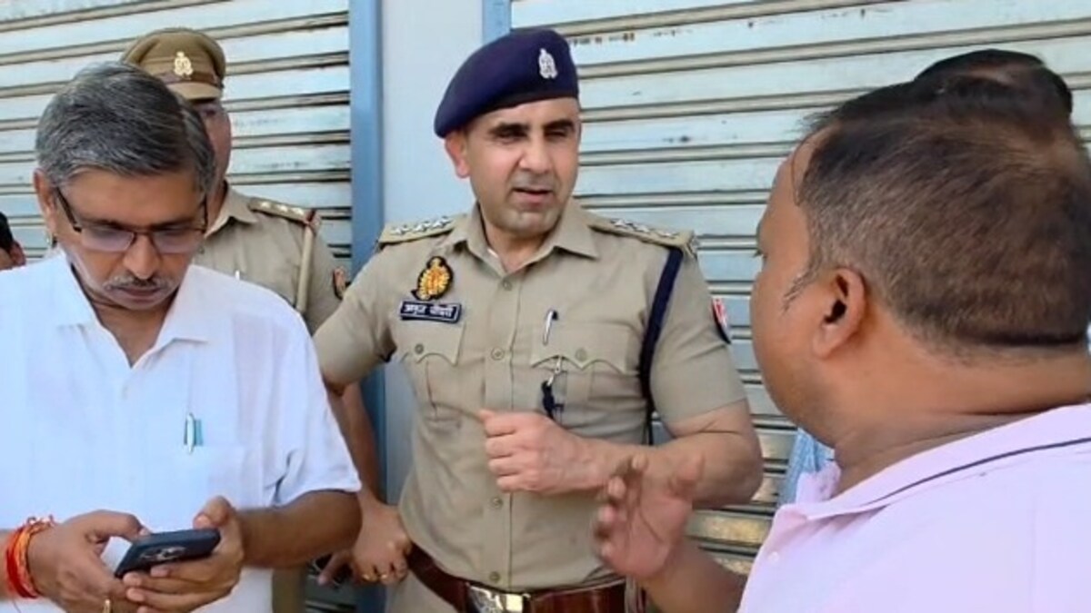 शाम तक का समय ले लो फिर हम आपकी...संभल में अवैध मस्जिद को लेकर CO अनुज चौधरी ने दिया ये अल्टीमेटम CO Anuj Chaudhary
