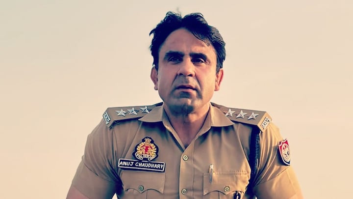 संभल में बाहर से दिख रहा था स्कूल, जब CO अनुज चौधरी ने दरवाजा तोड़ा तो अंदर का नजारा देख हर कोई चौंका CO Anuj Chaudhary