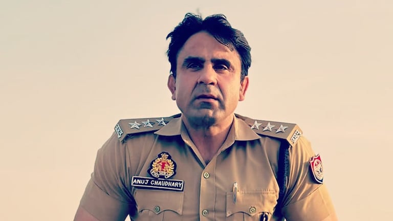 संभल में बाहर से दिख रहा था स्कूल, जब CO अनुज चौधरी ने दरवाजा तोड़ा तो अंदर का नजारा देख हर कोई चौंका CO Anuj Chaudhary