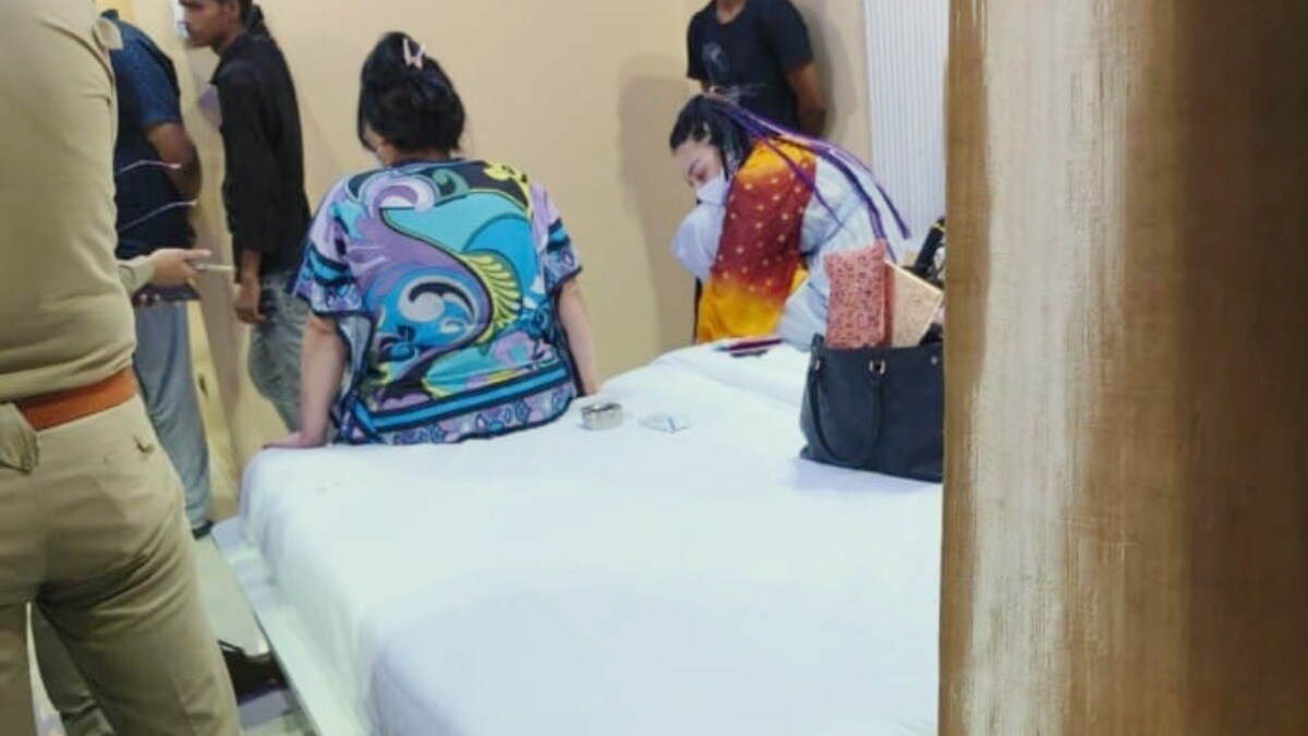 लखनऊ फ्लैट से पकड़ी गईं उज़्बेकिस्तानी महिला HOLIDA और Nilofar, वहां क्या कर रही थीं? फिर सामने आया डॉ. विवेक गुप्ता का नाम - uzbekistan women HOLIDA and Nilofar were ...