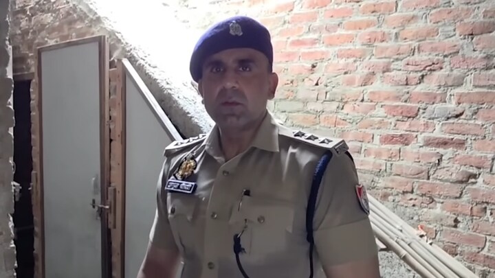 बकरीद पर संभल के स्कूल में हुई जानवर की कुर्बानी? CO अनुज चौधरी ने दरवाजा तोड़ा तो नजारा देख हर कोई चौंका CO Anuj Chaudhary